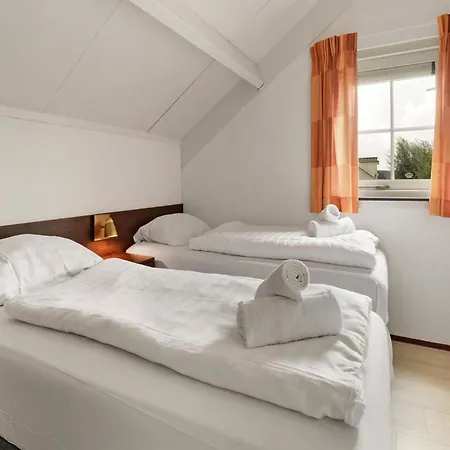 In South Holland With Private Jetty Дом отдыха