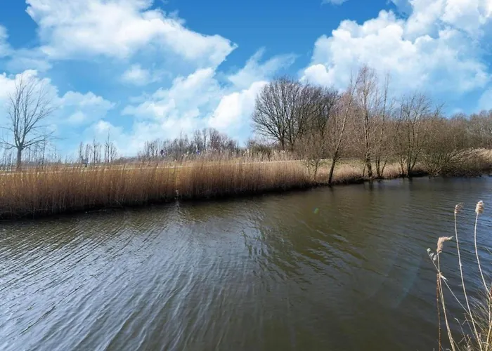 In South Holland With Private Jetty Vakantiehuis Simonshaven